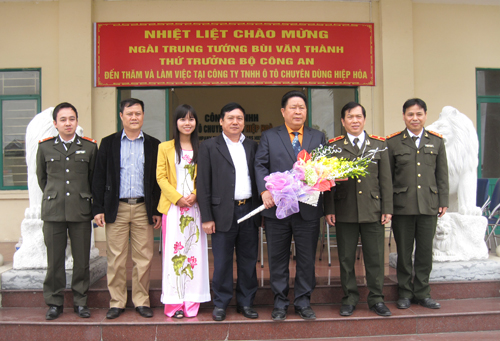 Thứ trưởng bộ công an Bùi Văn Thành xuống thăm nhà máy.