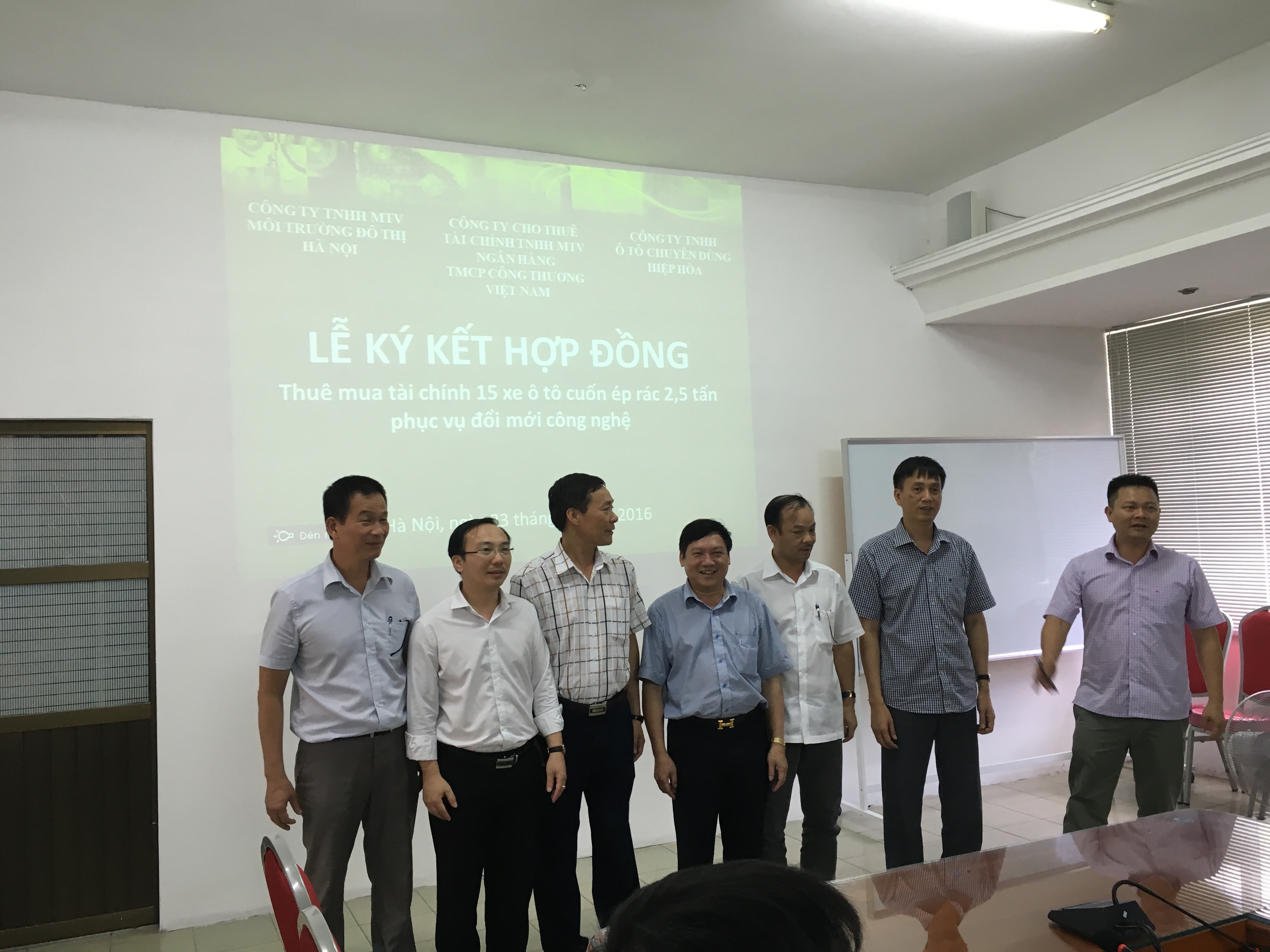 Lễ ký kết hợp đồng với URENCO - Mua 15 xe ô tô cuốn ép rác 3 tấn do Công ty TNHH Ô tô chuyên dùng Hiệp Hòa sản xuất